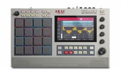 致敬經(jīng)典：AKAI 即將推出 MPC Live II Retro 限量版，采用經(jīng)典奶油白 MPC 配色